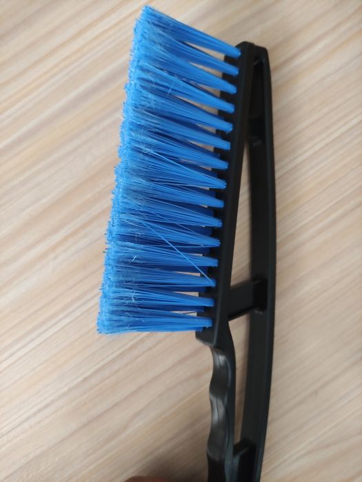 Стъргало за лед и четка