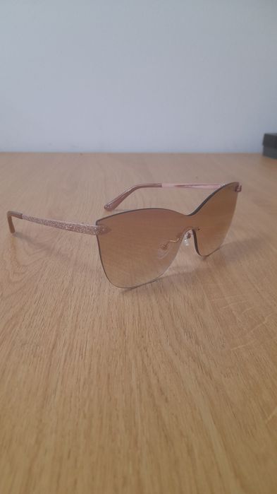 Guess - оригинални дамски слънчеви очила модел GU7549 28U