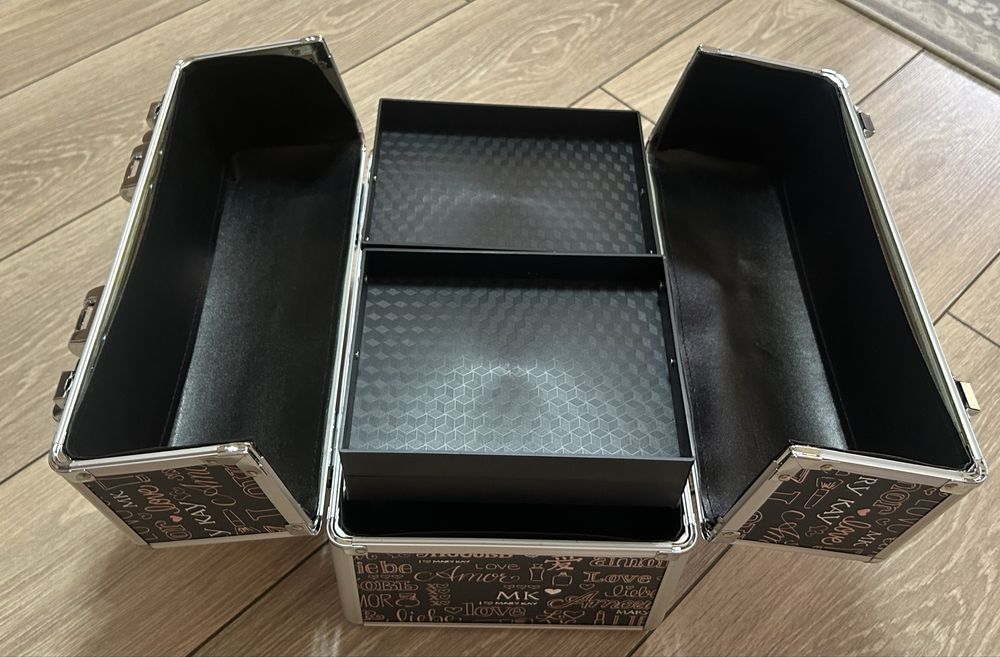 Продается Бьюти кейс для косметики Мери Кей