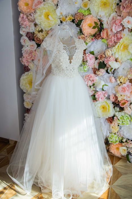Rochie de mireasa, voal si crinolina incluse
