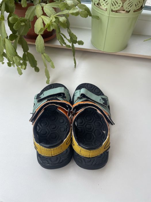 Продавам детски сандали