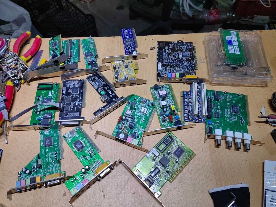 Компютри, дънни платки с процесори, захранвания, видео карти и мн др