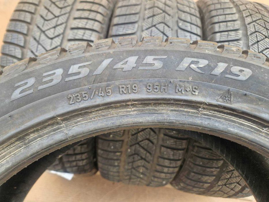 4 Pirelli R19 235/45 зимни гуми runflat DOT3618