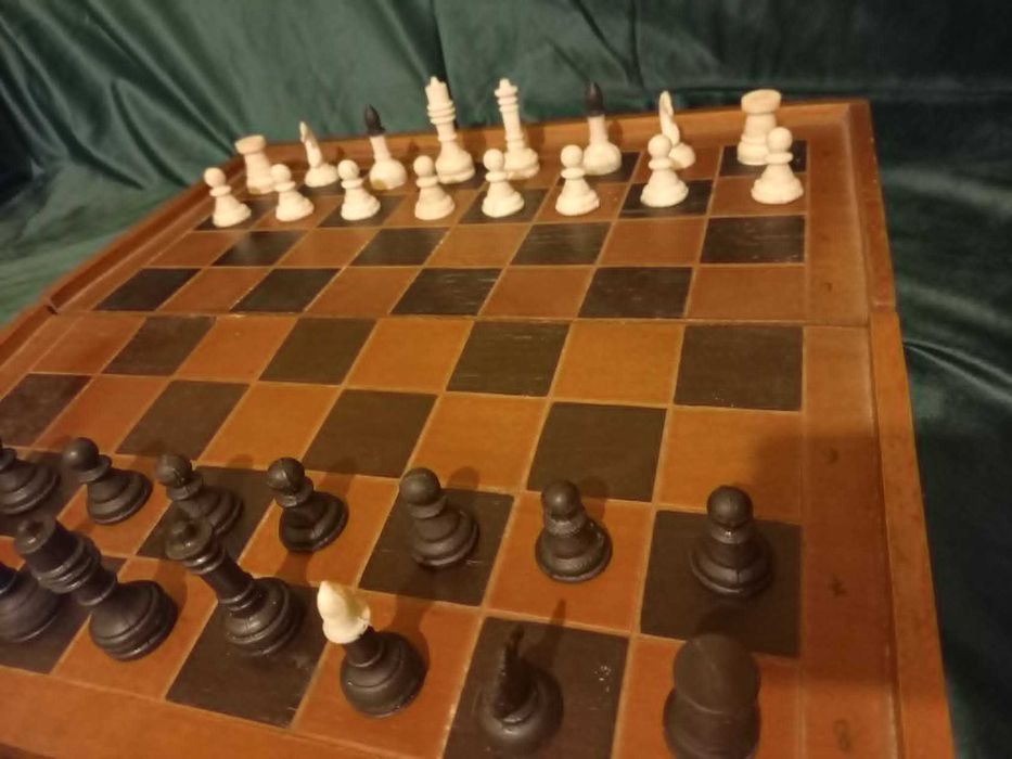 Joc vechi şah şi 2 seturi de piese plastic, set rar de figurine medievale, tabla mare, interior bine finisat pentru table