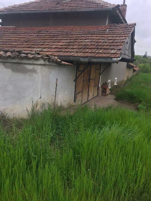 голяма къща с голям двор в с.Татари община Белене