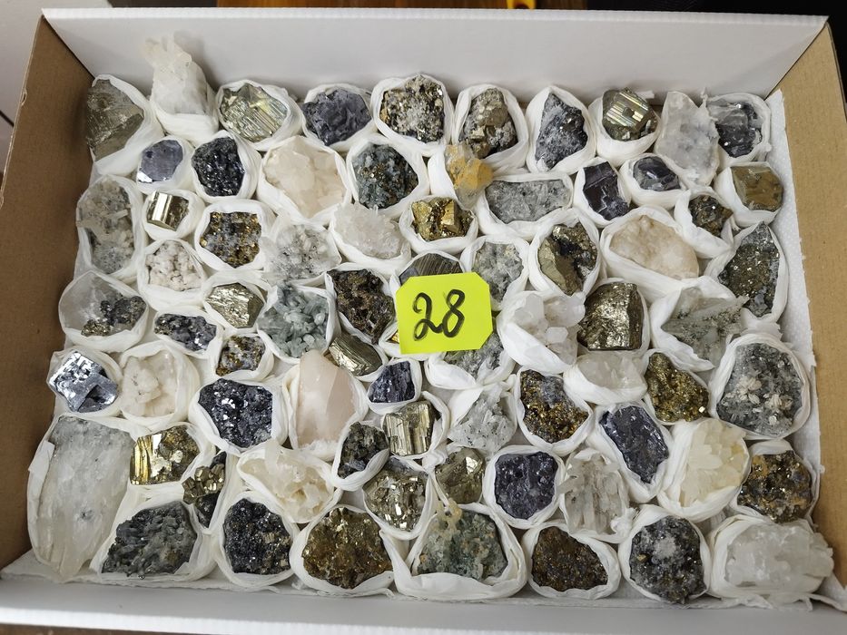 Минерали във кутии микс