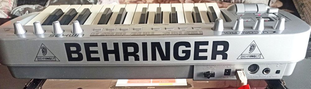 Behrenger umx 25 midi kllavish sotiladi.