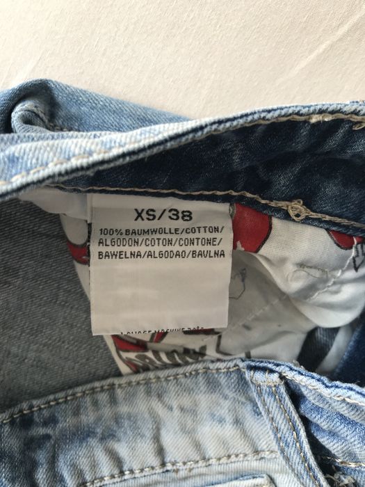 Дамски дънки с дупки и накъсвания