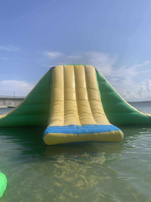 Надуваем воден парк, водни атракциони, водна пързалка, люлка , айсберг