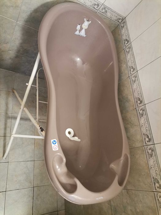 Вана със стойка за бебе