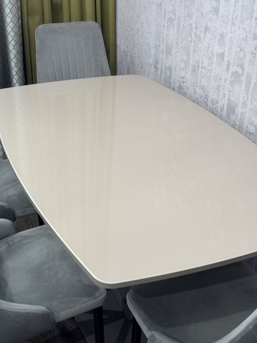 Стеклянный раздвижной стол