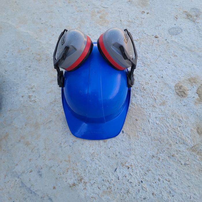 Каска  б/у продаётся