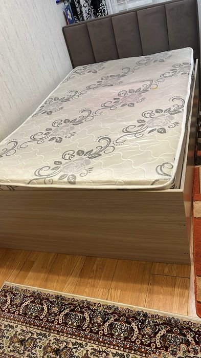 Две 1,5-спальные кровати - с матрасом и без матраса+шкаф