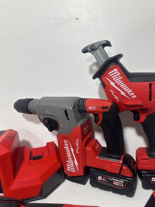 Set Milwaukee rotopercutor /fierastrau/multifunctionala/ M18 FUEL - FHX + FMT + Hackzall + 2 acumulatori + M18 DBSC