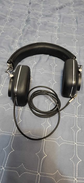 Căști over-ear Bowers & Wilkins P7 cu fir , cu un design elegant din piele neagră și finisaje metalice argintii