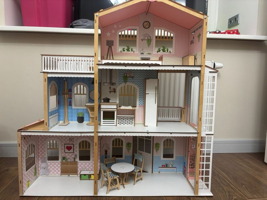 Продаю кукольный домик 3-х этажный