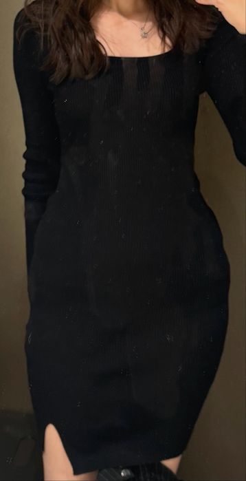 Черное трикотажное платье мини