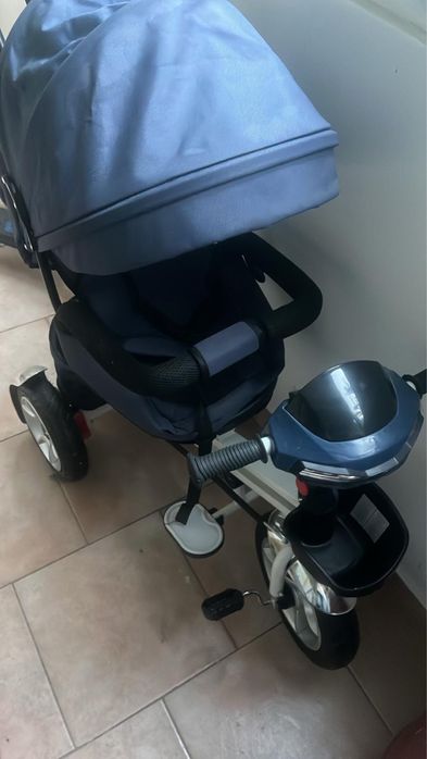 Tricicletă evolutivă cu scaun reversibil, spătar rabatabil și muzică – ca nouă.