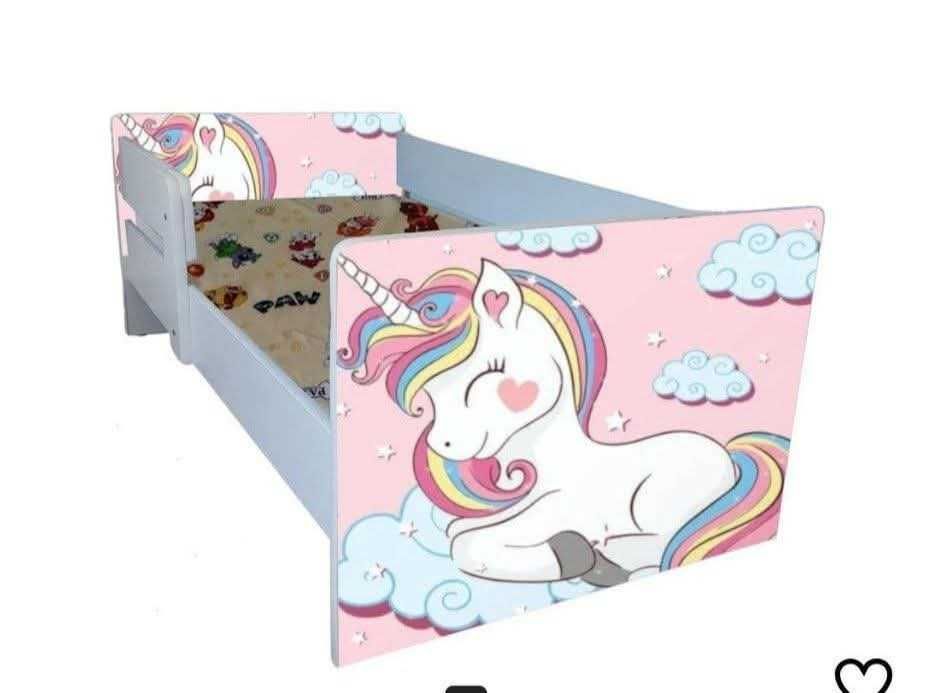 Pat fetite cu unicorn