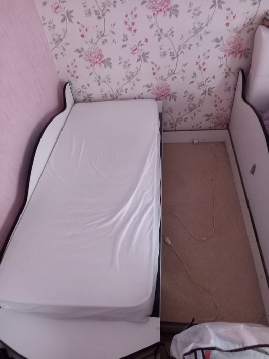 Продам детскую кровать и стол