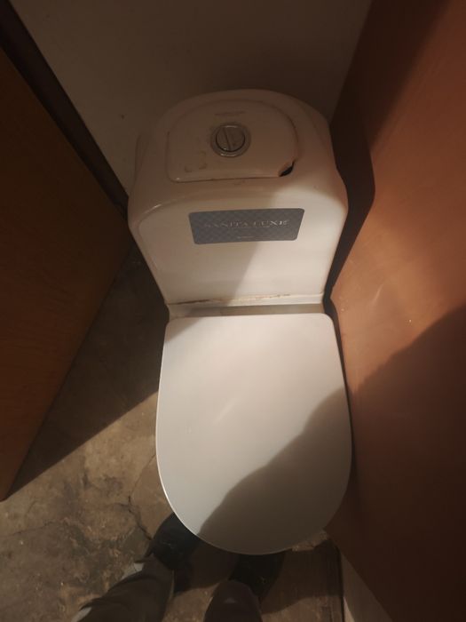 Продам унитаз, с крышкой, все работает,