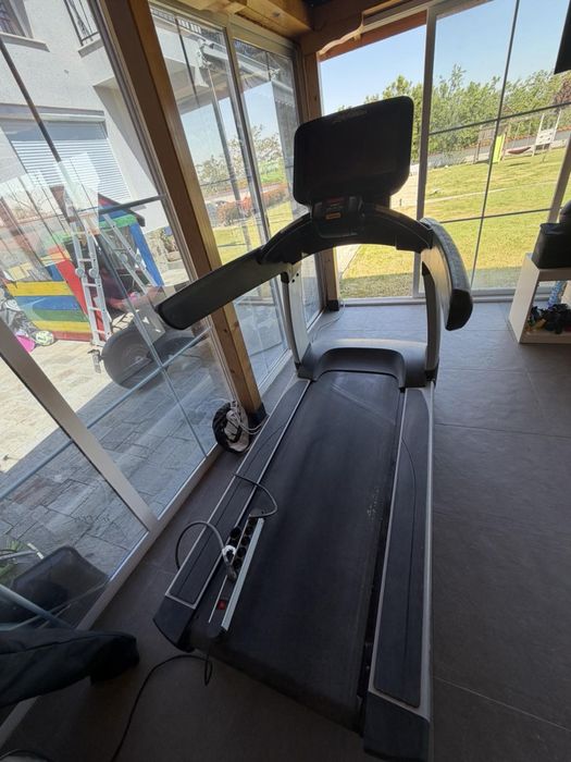 Продавам професионална бягаща пътека Life Fitness – втора употреба