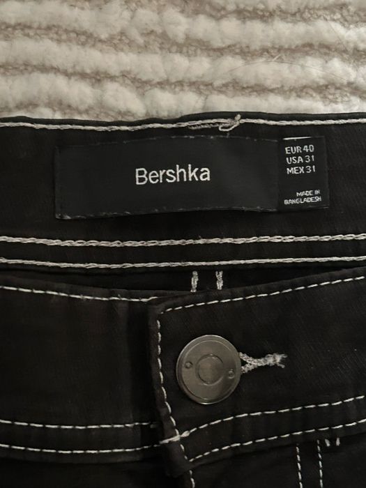 Черные брюки карго бренда Bershka