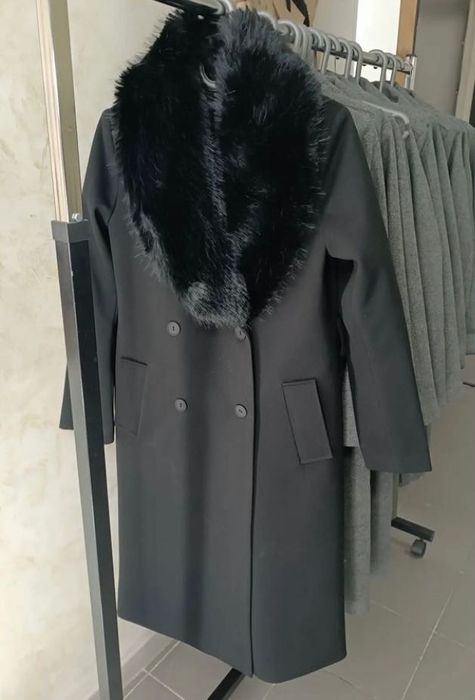 Пальто черное с меховым воротником 48рр
