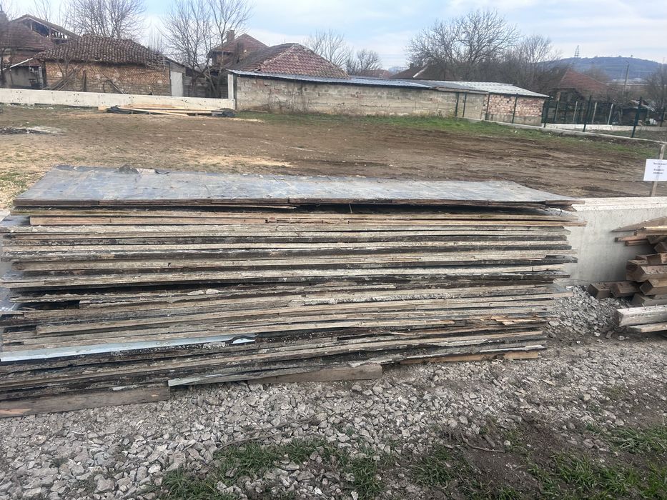 Дървени греди и платна за кофраж
