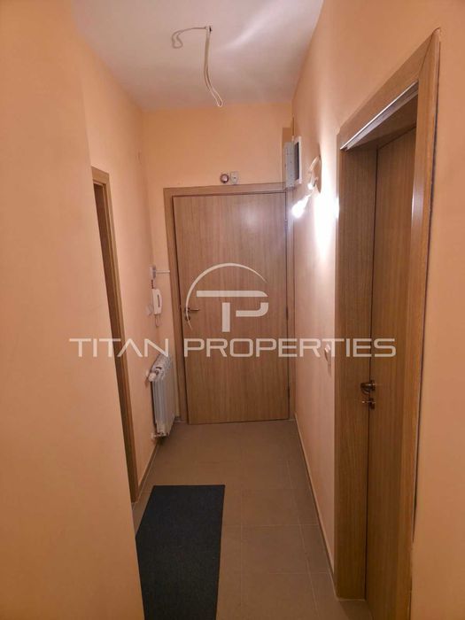 Тристаен обзаведен апартамент Център