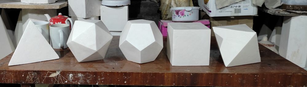 Продаётся гипсовые геометрические фигуры и розетки.