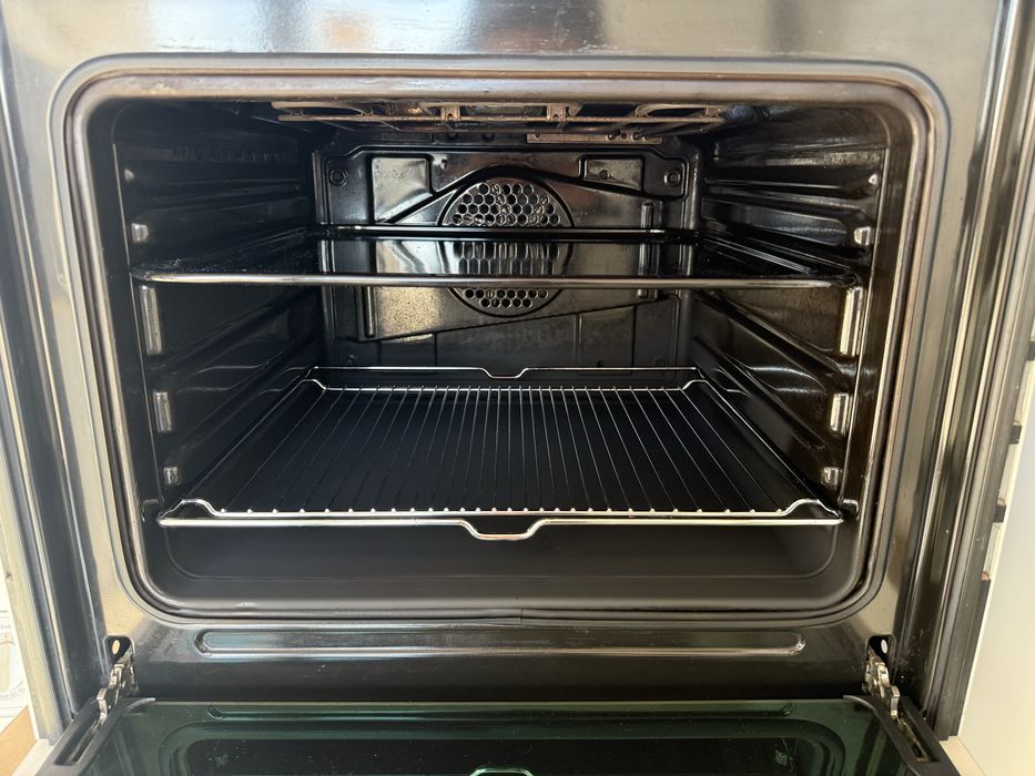 Бяла фурна за вграждане Bosch с керамичен плот