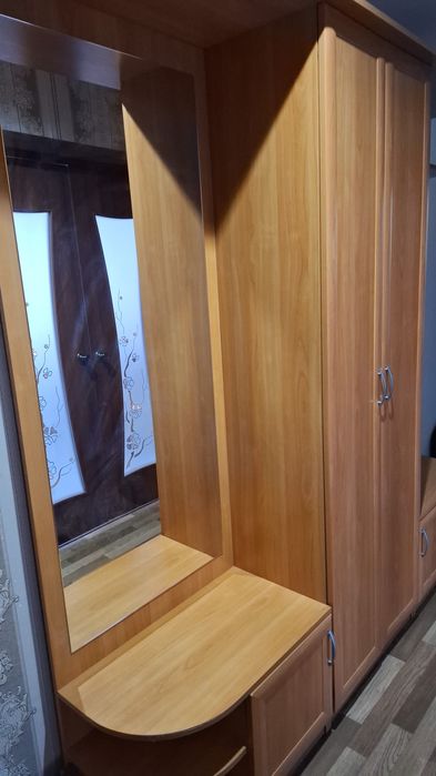 Продам шкаф в прихожую