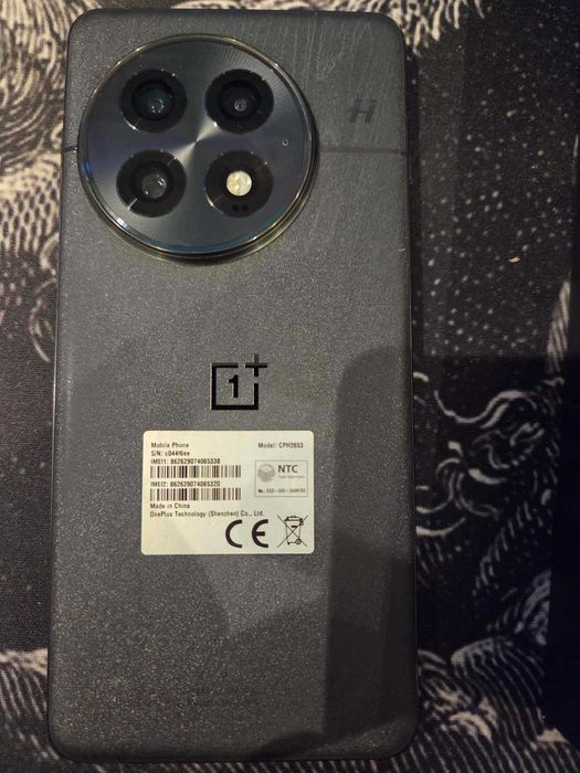 OnePlus 13 - 16GB RAM / 512GB ROM - Black Eclipse с гаранция година и 4 месеца.