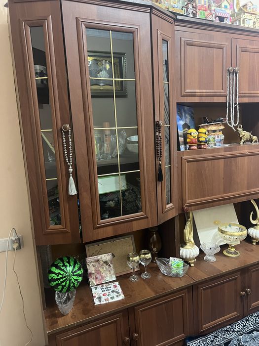 Uy uchun mebel sotiladi  stenka 3 talik kamotchalari bilan divan