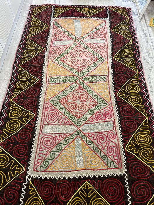 Текемет қой жүінен жасалған. Қолөнер.