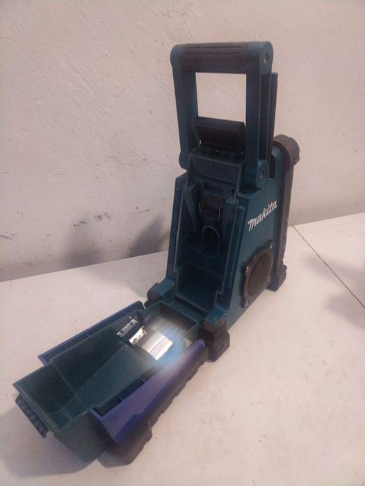 Акумулаторно радио за строителни обекти Makita BMR102 7,2V - 18V 
без батерия 
Радиоприемник подходящ за почти всякакъв тип работни площадки. Здрава к
