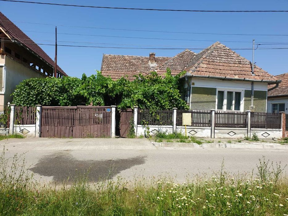 Vânzare casă în com.Adămuș ,sat Cornești cu următoarea componență: living,2 dormitoare ,bucătărie,baie ,cămară,pivniță + dependințe ,depozit lemne