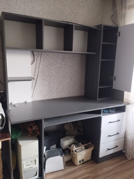 Компьютерный стол привезён с России срочно