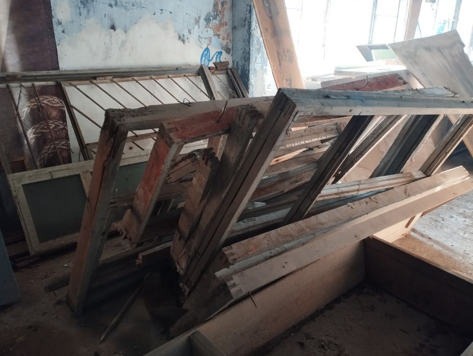 Temir va yogʻoch eshik derazalar