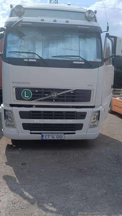 Se vinde ansamblu cap tractor si semiremorcă