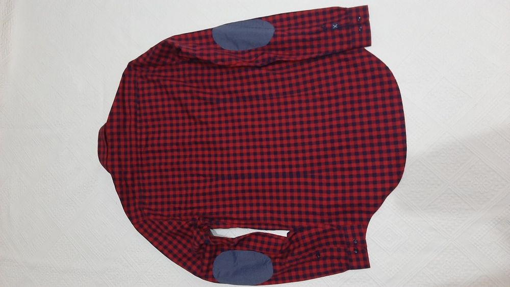 Cămașă Zara Man marimea M model in carouri rosu cu negru.
Dim.lg.78 cm