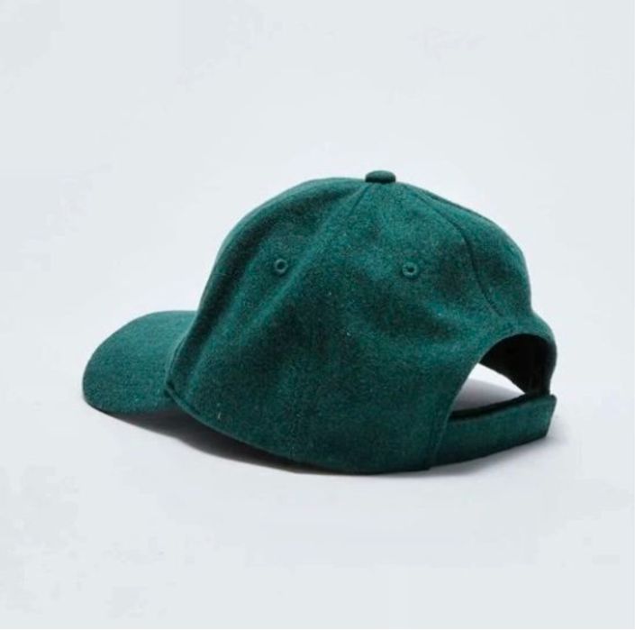 Шапка с козирка в 2 цвята