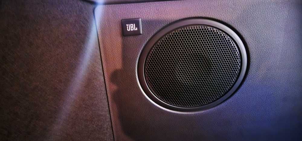 Toyota chr hibrid ,140 cp.BI-TON-Piele,JBL-alb perlat-Distronic