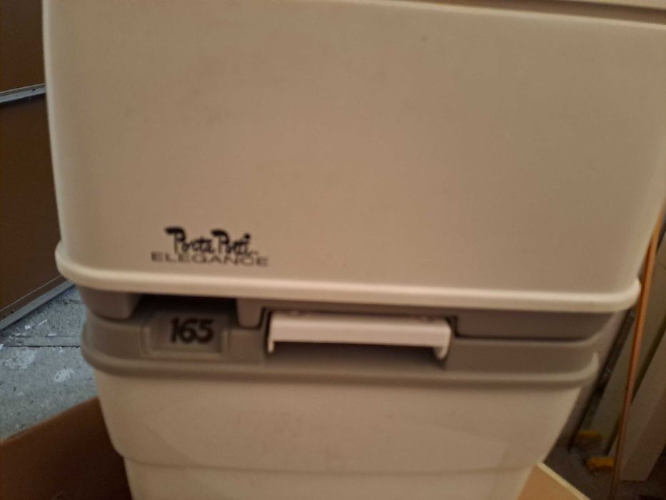 Продавам химическа тоалетна за каравана