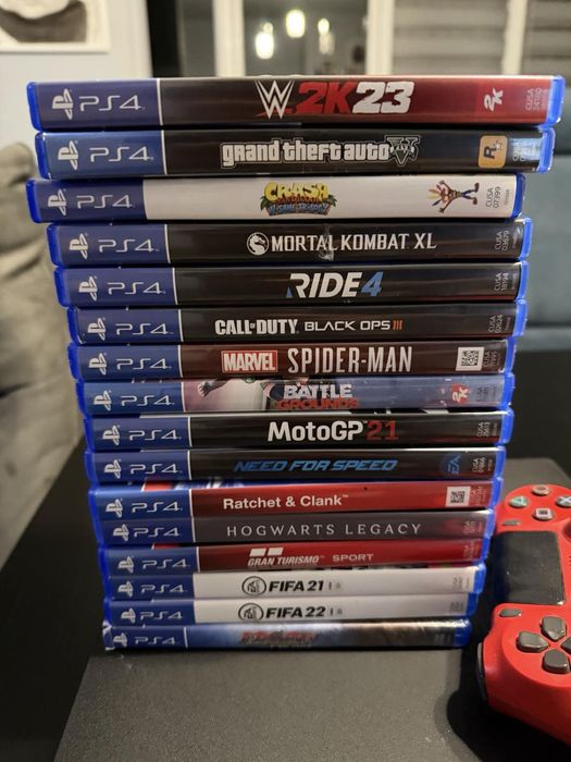 PS4 Pro-1TB с две конзоли и 16 игри