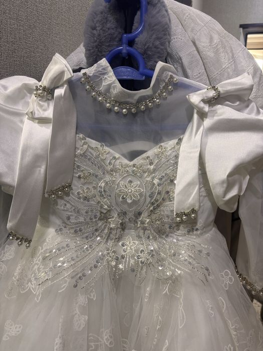 Нарядное красивое платье белый