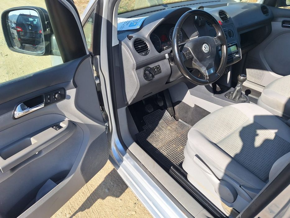 VW caddy 1,9 tdi 2010,5 locuri