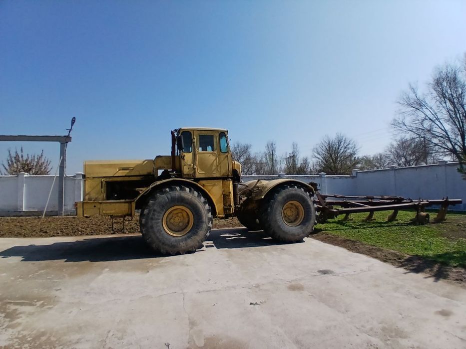 K-700 traktori sotiladi