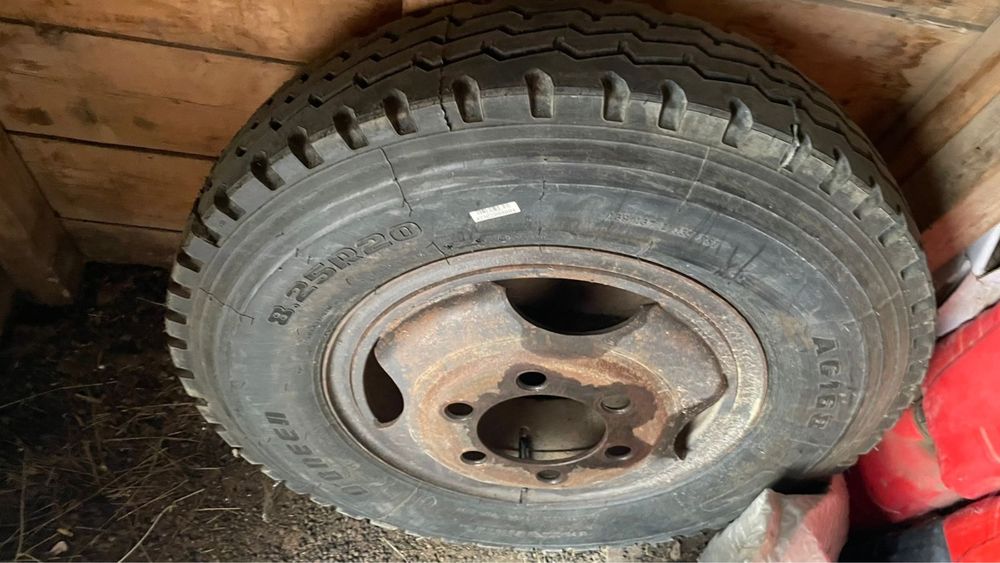 Покрышка 8.25R20